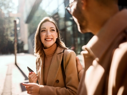 frau lächelt person an